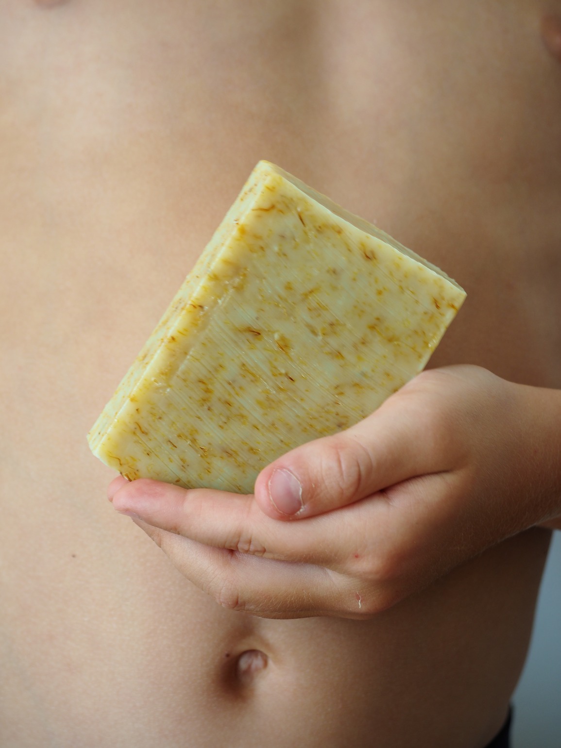 enfant tenant un savon surgras