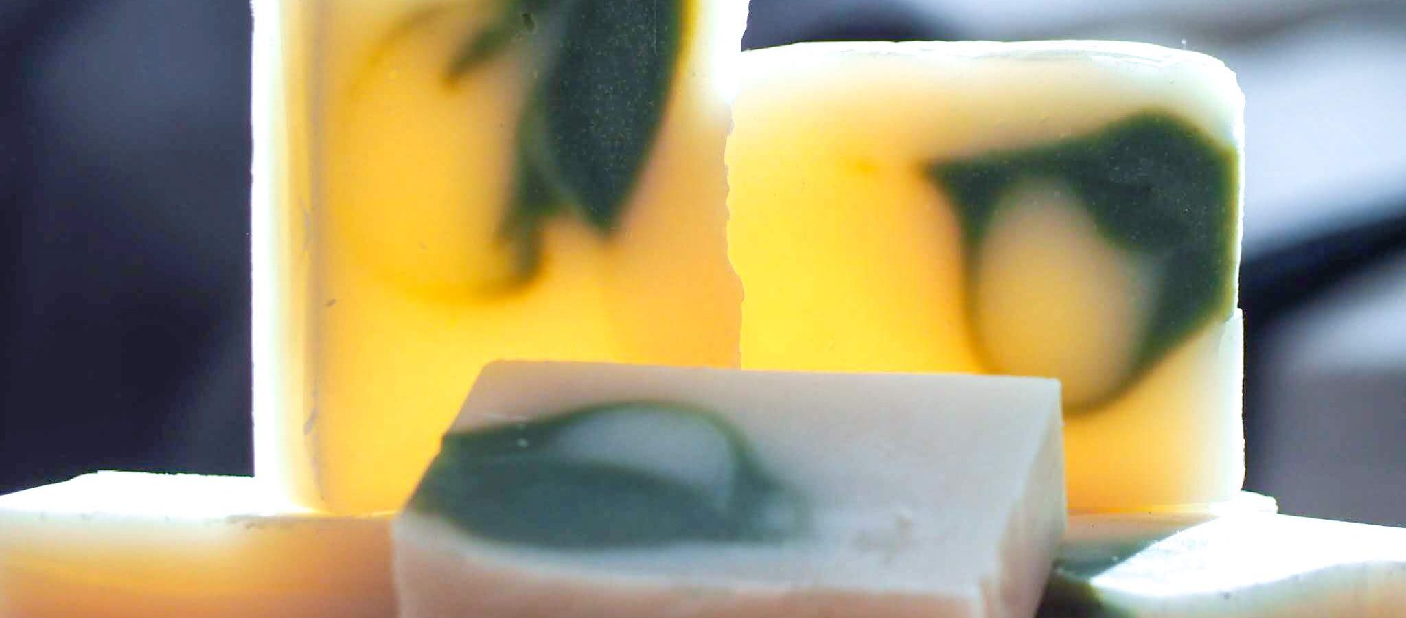 savon coco menthe cyprès Savons translucides saponifiés à froids incrustés de spiruline