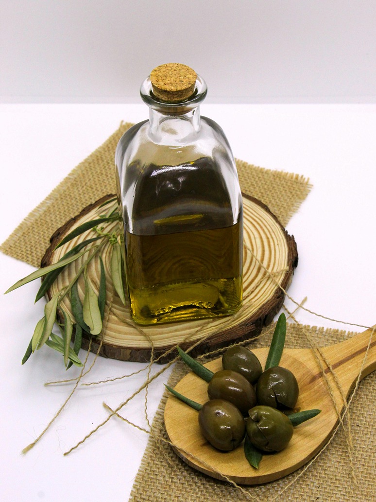 Bouteille d’huile d’olive utilisée dans la fabrication de savons à froid