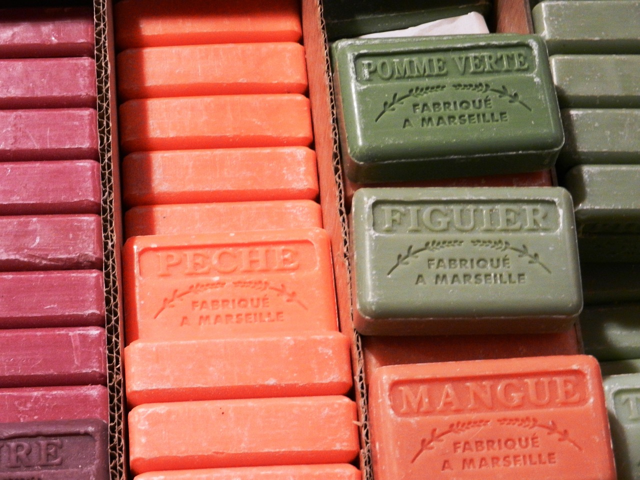 Savons de Marseille individuels colorés fabriqués à Marseille